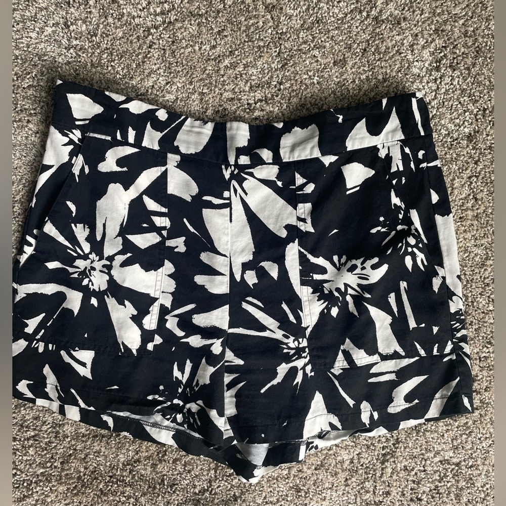 Nine West Woman’s pocketed shorts in SZ M in gently used condition